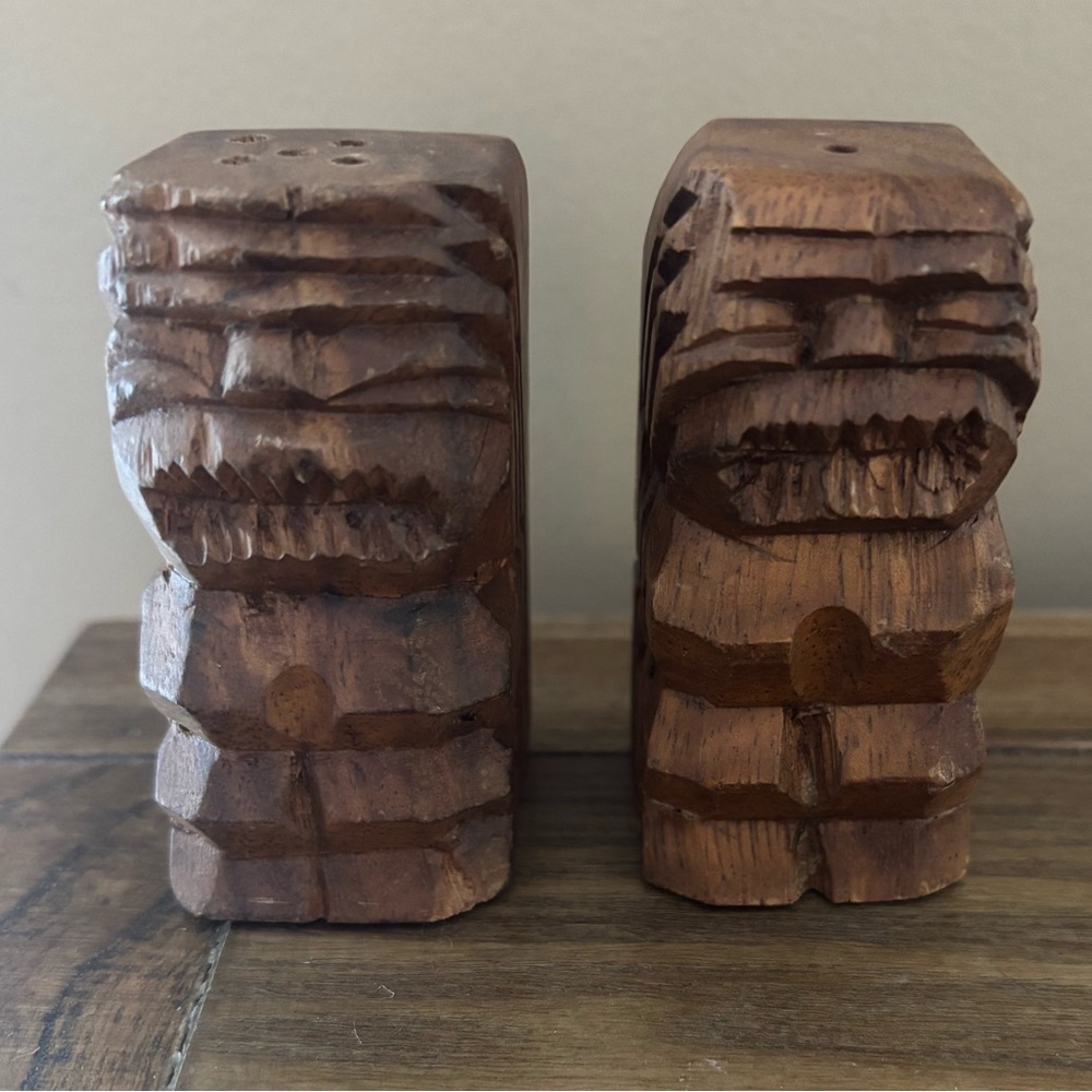 Vintage Wooden Carved Tiki Salt & Pepper Shakers UNUSED - Picture 1 of 11